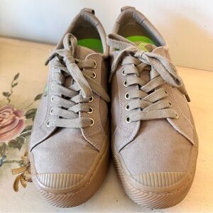Cariuma OCA Low Vulcanized Unisex Beige Tan Canvas Sneakers